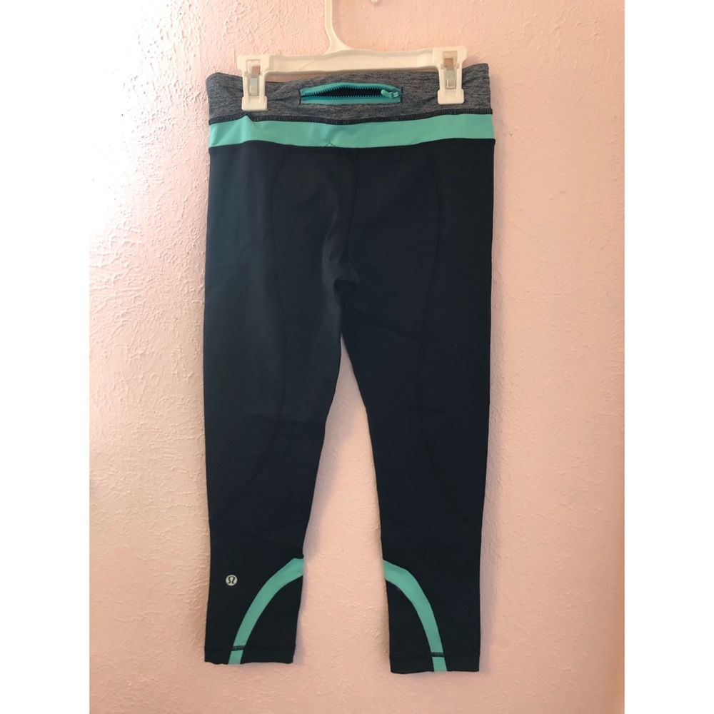 Black cropped lululemon leggings w teal detail